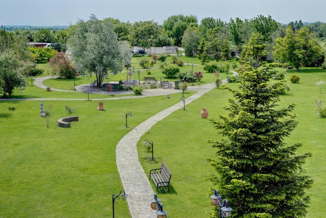 Club Insieme Grand Resort Potlogi Exteriör bild