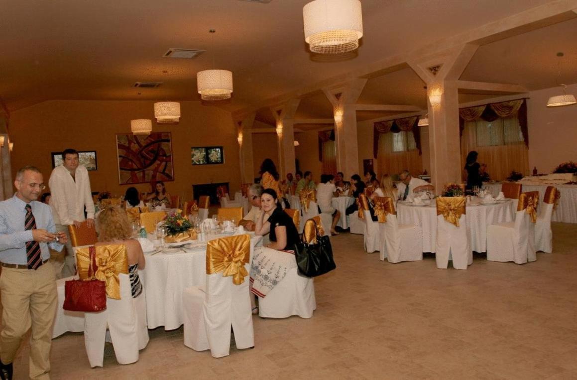 Club Insieme Grand Resort Potlogi Exteriör bild