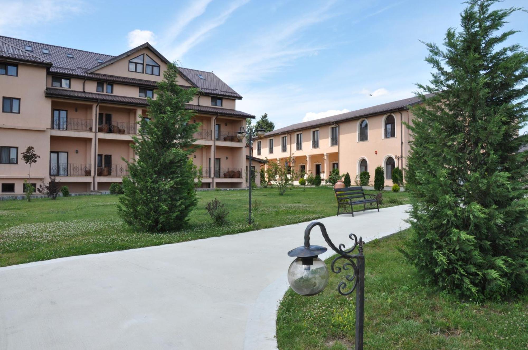 Club Insieme Grand Resort Potlogi Exteriör bild